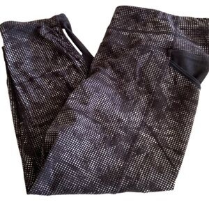 Athleta Black White Gray Dots Pockets Mesh Panels Back Zip Pocket Capri Leggings